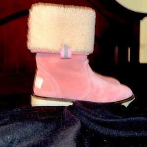 These Gucci boots have been worn once they are warm for toddlers.